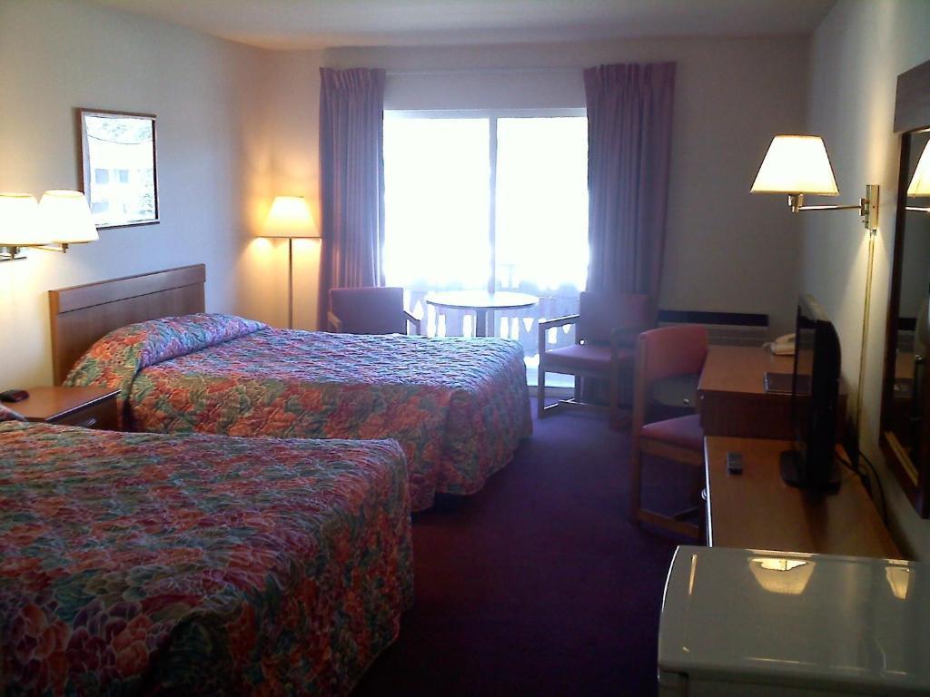 לייק פלאסיד Carriage House Motor Inn חדר תמונה